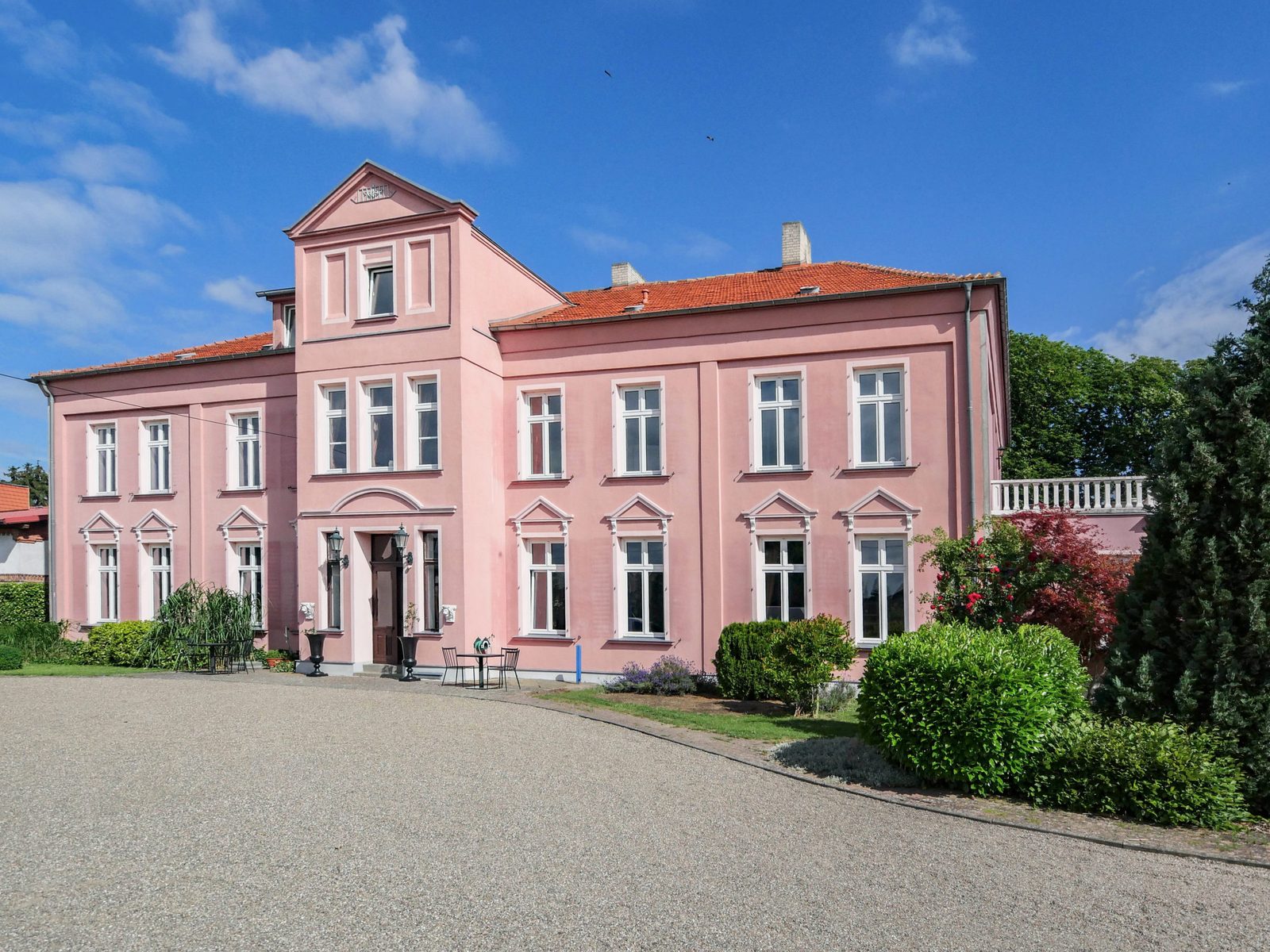 Das Gutshaus mit Vorplatz